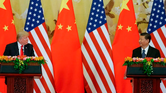 Donald Trump, presidente de EEUU, y su homólogo chino, Xi Jinping, en una rueda de prensa en el Gran Palacio del Pueblo en Pekín, en noviembre de 2017.